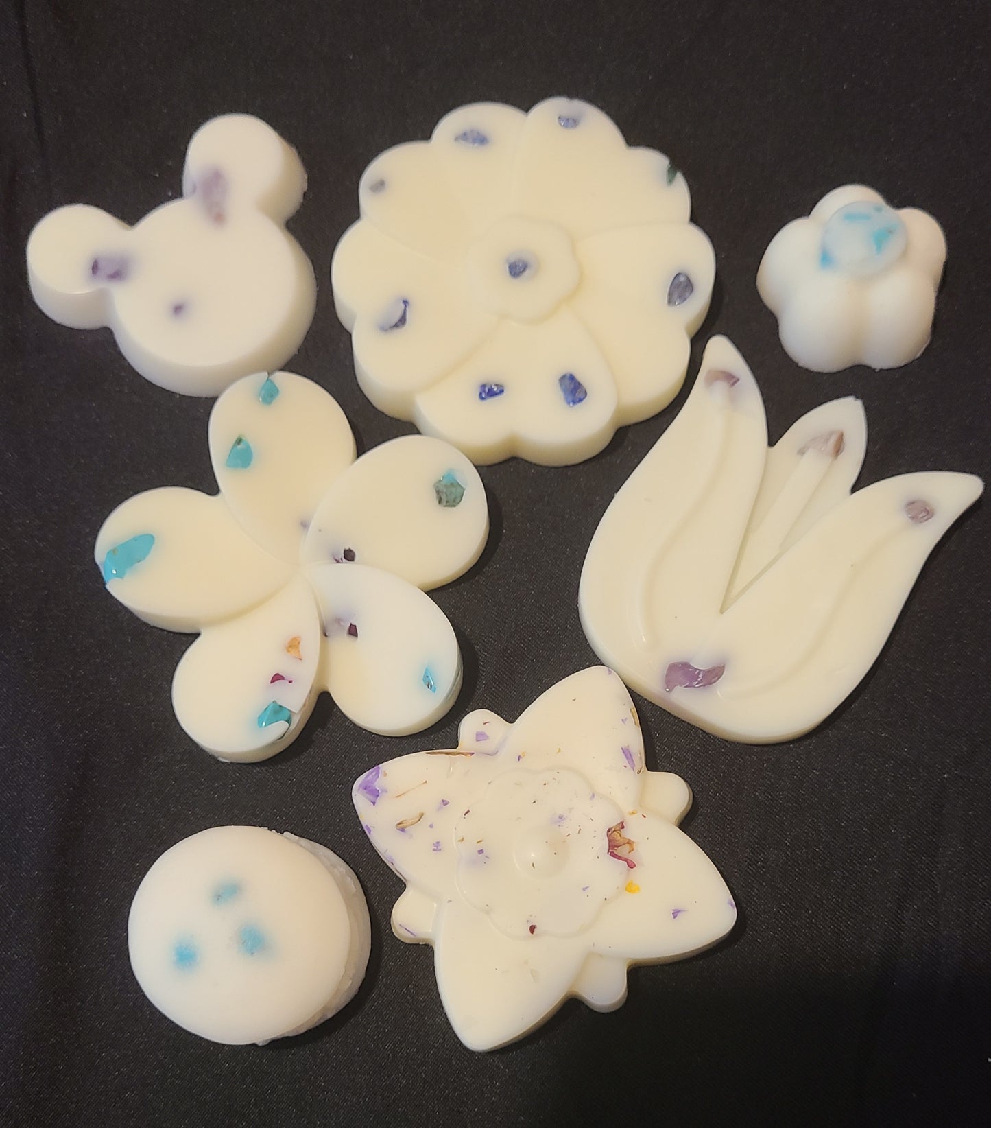 Hand poured gemstone infused soy wax melts. Vegan & cruelty free. Flower. Free postage.